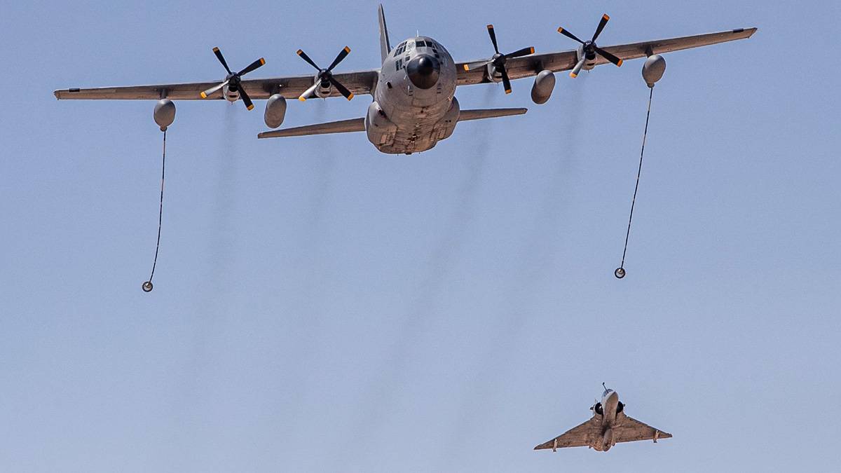 Operación de reabastecimiento en vuelo con Hércules de la Fuerza Aérea del Perú. Operación de reabastecimiento en vuelo con Hércules de la Fuerza Aérea del Perú.
