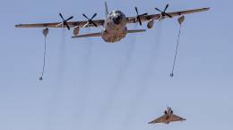 Operaci�n de reabastecimiento en vuelo con H�rcules de la Fuerza A�rea del Per�.