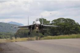 Aterrizaje de un caza polivalente Su-30MK2 del Grupo A�reo de Caza N�11 "Diablos". (Foto: Aviaci�n Militar Bolivariana)