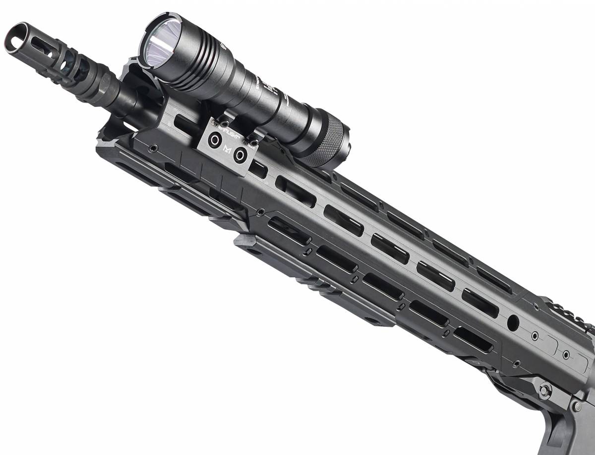 La linterna sujeta mediante fijaci�n M-LOK (Streamlight)