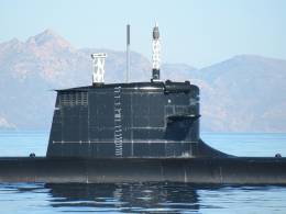 El S-81 a flote con algunos de sus periscopios a la vista (autor)