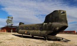 El antiguo �Chinook� de las FAMET sito en las instalaciones del CIPAE en la base �Pr�ncipe� de la BRIPAC. (foto Julio Maiz)