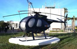 El Hughes 500 expuesto en las instalaciones de la FLOAN en Rota. (foto Julio Ma�z)