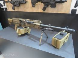 Aunque parezca grande, manejar y empu�ar una ametralladora de 6,6 kilogramos con supresor y b�pode no supone un gran esfuerzo para los combatientes. (Octavio D�ez C�mara)