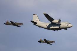 El primer Leonardo C-27J �Spartan� llegando al pa�s, escoltado por dos PC-9M. (foto Ministerio Defensa de Eslovaquia)