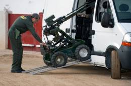 La Guardia Civil emplea robots de este tipo para la inspecci�n y manipulaci�n de objetos sospechosos (Guardia Civil)