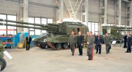 Las necesidades b�licas llevan a Rusia a desarrollar un concepto de ob�s autopropulsado con doble tubo. 