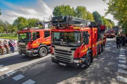 Camiones de la UME desfilando en 2023 (UME)