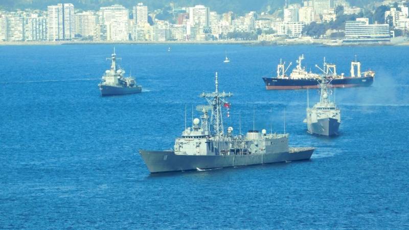 Fragata Clase Adelaide FFG-11 "Capit�n Prat" entrando a puerto junto a otras fragatas. (Foto: Ramsesverde)