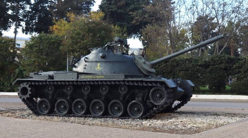 Vista lateral del M-48E que se conserva en el acuartelamiento de la BRIMAR/TEAR. (Foto Julio Ma�z)