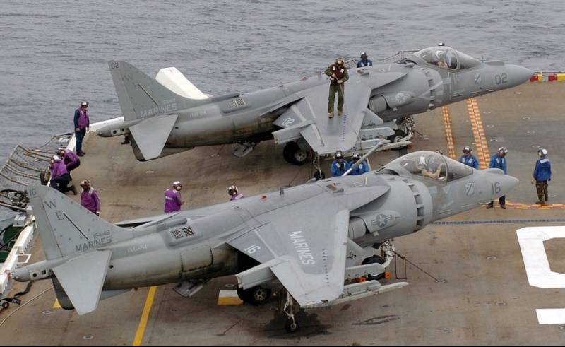 AV-8B Harrier I” de Los Marines en la cubierta de vuelo de un navío anfibio. (Foto USMC) AV-8B Harrier I” de Los Marines en la cubierta de vuelo de un navío anfibio. (Foto USMC)