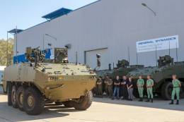 Varios 8x8 expuestos en la factor�a de GDELS-SBS en octubre de a�o pasado con motivo de la visita de la ministra de Defensa (Ministerio de Defensa)