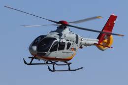 El nuevo H135 del Ala-78 tras despegar de Albacete, camino de Granada. (Foto Julio Ma�z Guti�rrez)