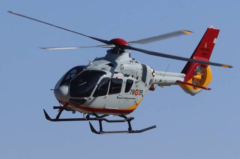 El nuevo H135 del Ala-78 tras despegar de Albacete, camino de Granada. (Foto Julio Ma�z Guti�rrez)