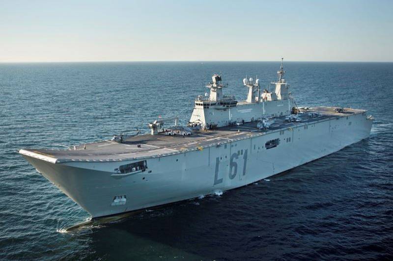 El L61, que aún tiene dos décadas de vida activa por delante, sería complementado con varios buques de cubierta corrida operando RPAS clase III. El L61, que aún tiene dos décadas de vida activa por delante, sería complementado con varios buques de cubierta corrida operando RPAS clase III.