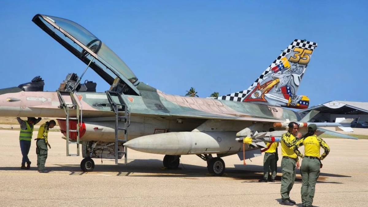 Caza polivalente Lockheed Martin F-16B Fighting Falcon Block 15 del Grupo Aéreo de Caza N°16 “Dragones” armado con misiles aire-aire AIM-9P3 Sidewinder y Rafael Phyton IV. (Foto: Aviación Militar Bolivariana) Caza polivalente Lockheed Martin F-16B Fighting Falcon Block 15 del Grupo Aéreo de Caza N°16 “Dragones” armado con misiles aire-aire AIM-9P3 Sidewinder y Rafael Phyton IV. (Foto: Aviación Militar Bolivariana)