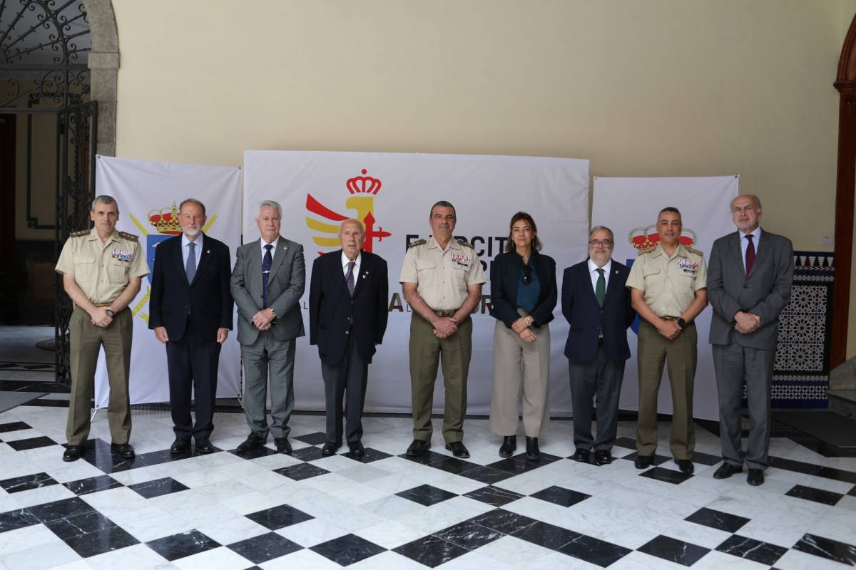 Los embajadores Marca Ejército junto al jefe del Mando de Canarias, teniente general Julio Salom, el jefe de la Brigada Canarias XVI, Ricardo Esteban y el coronel de la 5ª SUIGE, Ignacio José Boudet. Los embajadores Marca Ejército junto al jefe del Mando de Canarias, teniente general Julio Salom, el jefe de la Brigada Canarias XVI, Ricardo Esteban y el coronel de la 5ª SUIGE, Ignacio José Boudet.