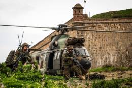 Infantes de las unidades adscritas a la COMGECEU, frente a un AS33B1 del BHELMA VI, en un ejercicio anterior. (foto COMGECEU)