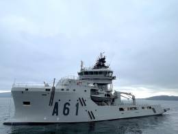 El buque multiprop�sito �Carnota� durante el ejercicio de remolque. (foto Armada espa�ola) 