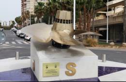 La flamante h�lice de la antigua corbeta �Cazadora� luce en una rotonda de Benidorm. (foto Julio Ma�z)