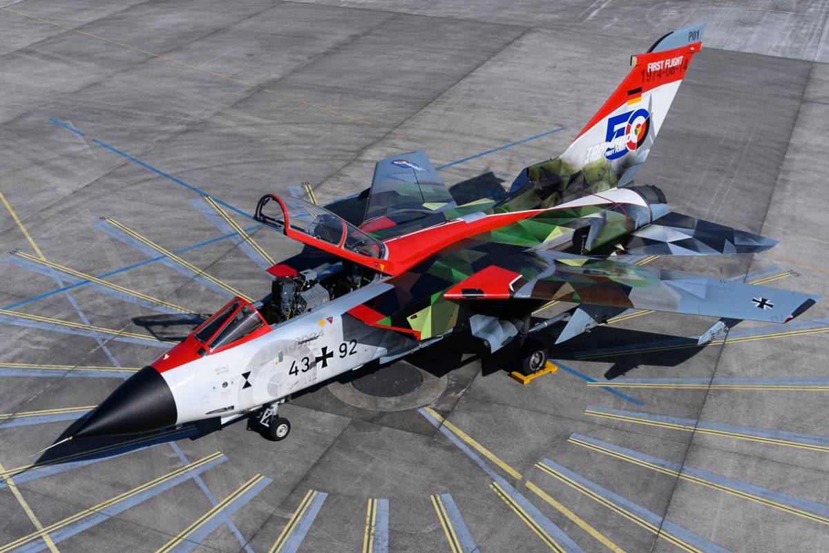 Espectacular imagen del Panavia “Tornado” IDS pintado para celebrar los 50 años del primer vuelo del modelo. (foto Andreas Zeitler, Airbus) Espectacular imagen del Panavia “Tornado” IDS pintado para celebrar los 50 años del primer vuelo del modelo. (foto Andreas Zeitler, Airbus)