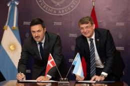 Ministro de Defensa de Argentina, Luis Petri, y su par dan�s, Troels  Lund Poulsen, firman un acuerdo por F-16 (Foto MINDEF)