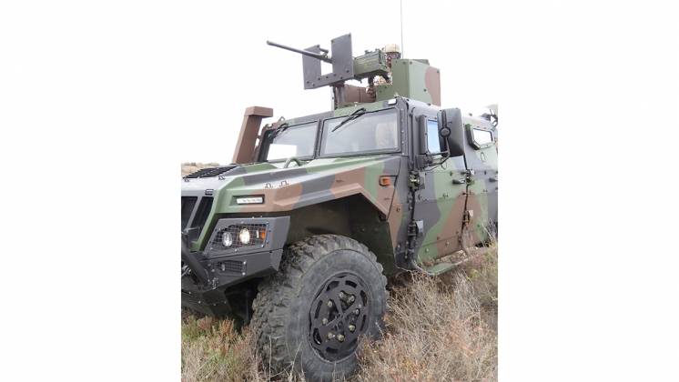 Los blindados compactos del tipo VAMTAC ST5 suelen incluir torretas en las que el operador queda bastante expuesto al fuego adversario (foto Octavio D�ez C�mara).