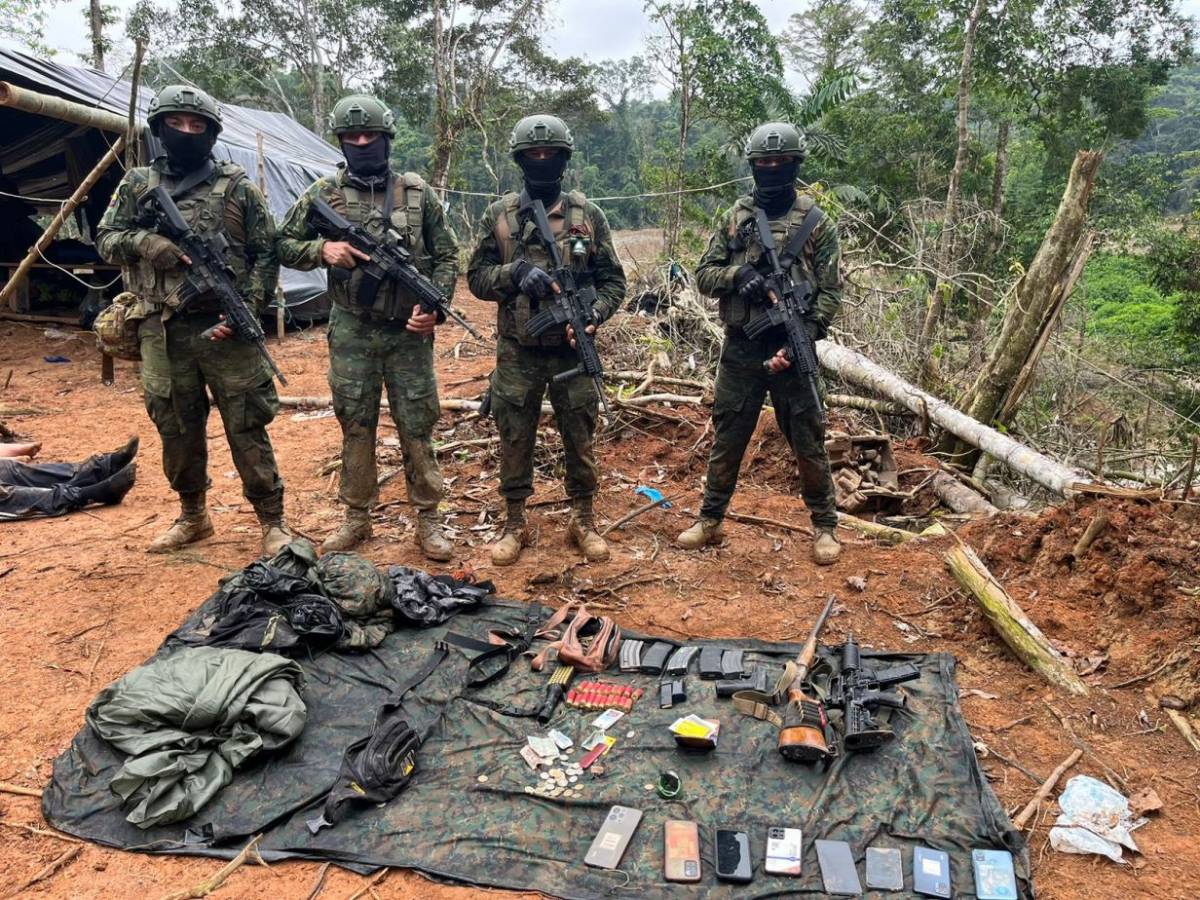 Efectivos del Ej�rcito Ecuatoriano, armados con fusiles de Asalto IWI ARAD 5 de 5,56 x 45 mm, con el armamento incautado tras el enfrentamiento con elementos de Grupo Irregulares Armados (GIA). 