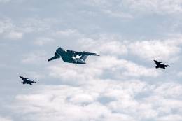 Momento de la llegada del C-390, escoltado por los JAS-39 a la base a�rea Kecskem�t.  (Foto Magyar L�gier�)