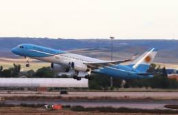 El Boeing 757 ARG-01 despegando con las �ltimas luces del d�a de la base a�rea de Torrej�n. (foto Julio Ma�z)