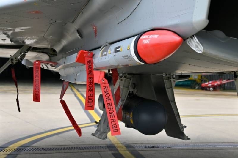 Uno de los misiles, bajo el avión de combate Eurofighter (Ejército del Aire y del Espacio) Uno de los misiles, bajo el avión de combate Eurofighter (Ejército del Aire y del Espacio)