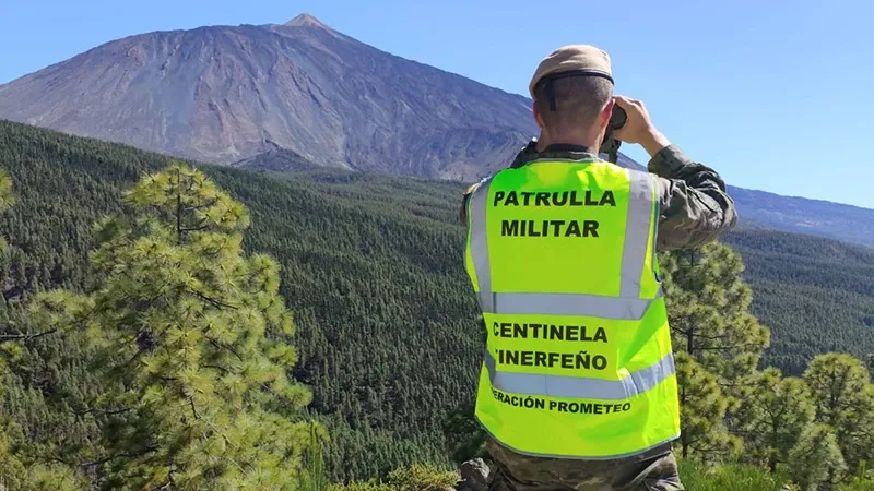 El Ejército de Tierra vigila los montes de Tenerife. Miembro del Ejército de Tierra vigila los montes de Tenerife vigila los montes de Tenerife.