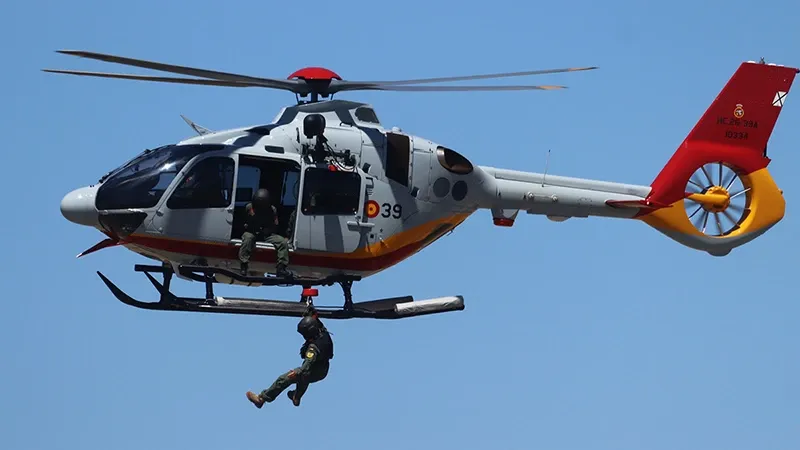 Helic�ptero H135 de la Escuela Militar de Helic�pteros vuela en un simulacro de SAR.