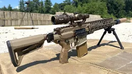 Fusil XM7 ha comenzado apoyado con su tr�pode en el suelo.