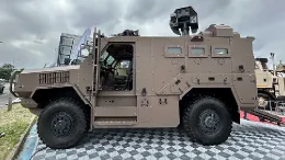 El blindado 4x4 SAKHAR est�tico. y con la puerta abierta.