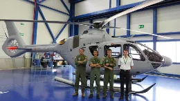 El nuevo helic�ptero en el hangar de entregas de Albacete, frente a �l personal de la Armada que lo recepcion�. Foto: Armada