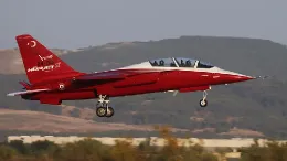 El entrenador �H�rjet� aterrizando  en Torrej�n