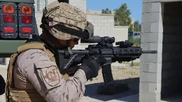 Uno de los nuevos fusiles de asalto HK416 del TEAR, con varias implementaciones. Foto: Julio Ma�z