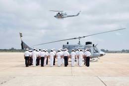 Personal de la Tercera Escuadrilla observa la �ltima pasada de uno de los AB-212 sobre Rota. (foto FLOAN)