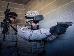 La pistola G45 en manos de un profesional del TEAR. (foto Jos� Antonio Almarza)