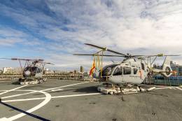 Los nuevos helic�pteros H135 de la Armada en la cubierta del BAA �Galicia�. (foto Antonio Rodr�guez Santana)