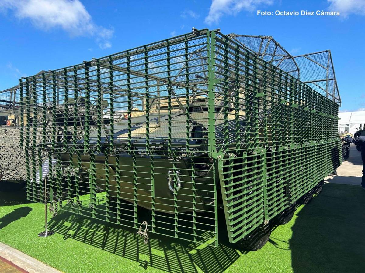 La evoluci�n del BTR-22 Evo incluye una vistosa rejilla que cubre todos sus costados para evitar la llegada al blindaje de diferentes amenazas. (Octavio D�ez C�mara)