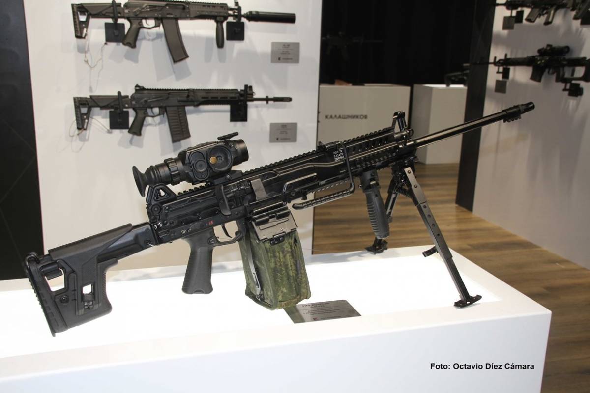 Las líneas generales de esta ametralladora ligera son modernas y en todo el conjunto hay detalles ergonómicos especialmente positivos. (Octavio Díez Cámara) Las líneas generales de esta ametralladora ligera son modernas y en todo el conjunto hay detalles ergonómicos especialmente positivos. (Octavio Díez Cámara)
