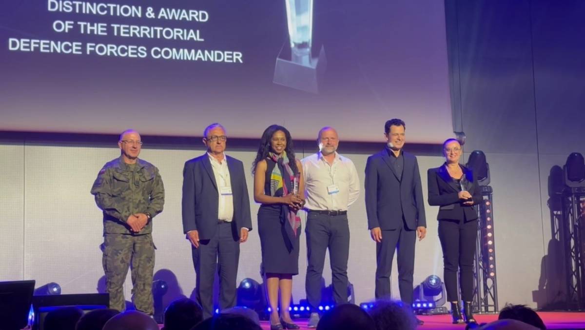La presidenta de NTGS recibiendo el galard�n de manos del General Jefe de las Fuerzas de Defensa Territoriales Polacas.