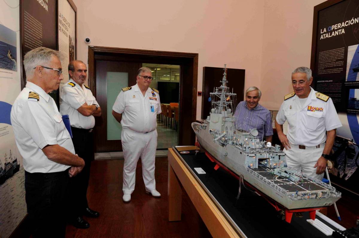 El AJEMA, junto al modelista y al Director del IHCN, y el director y subdirector del Museo Naval, viendo con detalle la Cristóbal Colón F-105. El AJEMA, junto al modelista y al Director del IHCN, y el director y subdirector del Museo Naval, viendo con detalle la Cristóbal Colón F-105.