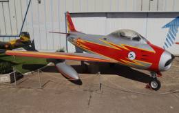 El F-86F �Sabre� pintado con los espectaculares colores de la Patrulla Ascua. (foto Julio Ma�z Guti�rrez)