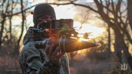 Soldado ucraniano del 501� Batall�n de Infanter�a de Marina con un UAV (foto Ministerio de Defensa de Ucrania).