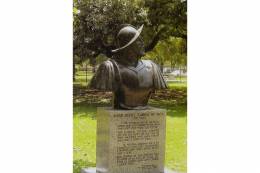 Monumento de �lvar N��ez Cabeza de Vaca erigido en Houston (Texas)