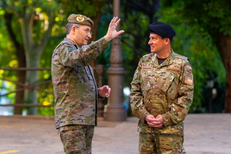 El general de ejército Amador Enseñat junto al Comandante en Jefe del Ejército de Chile, general de ejército Javier Iturriaga. El general de ejército Amador Enseñat junto al Comandante en Jefe del Ejército de Chile, general de ejército Javier Iturriaga.