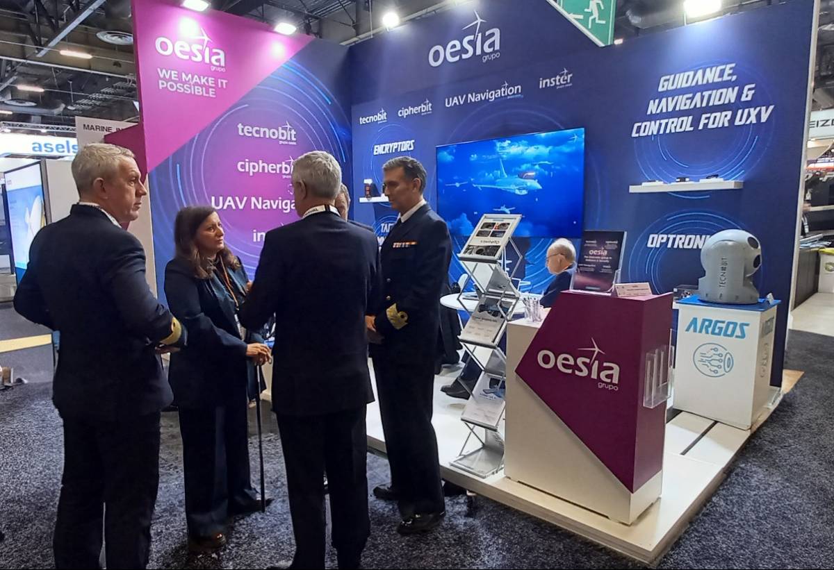 Visita del Almirante Jefe de Estado Mayor de la Armada al stand de Grupo Oesía en Euronaval (Oesía) Visita del Almirante Jefe de Estado Mayor de la Armada al stand de Grupo Oesía en Euronaval (Oesía)